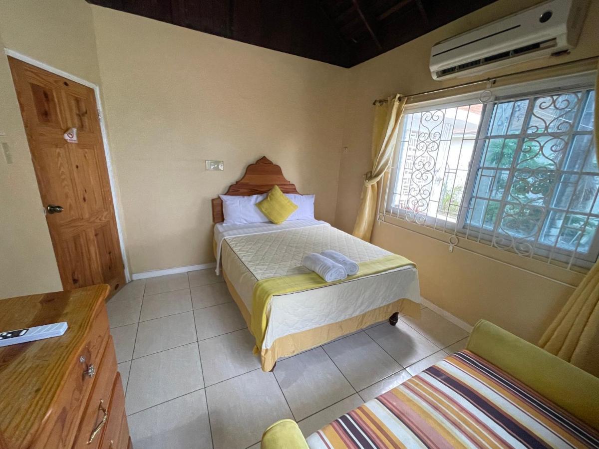 Peaceful Palms Montego Bay Hotel Bagian luar foto