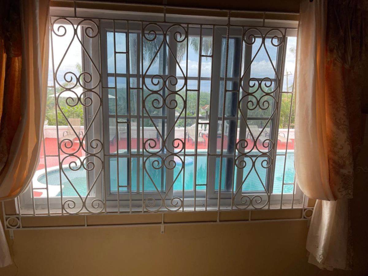 Peaceful Palms Montego Bay Hotel Bagian luar foto