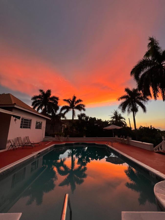 Peaceful Palms Montego Bay Hotel Bagian luar foto