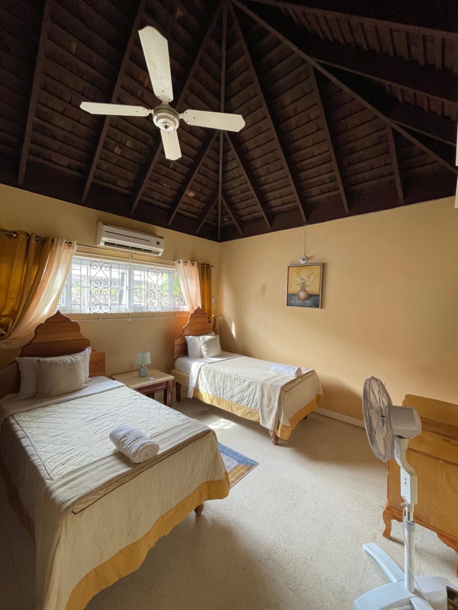 Peaceful Palms Montego Bay Hotel Bagian luar foto
